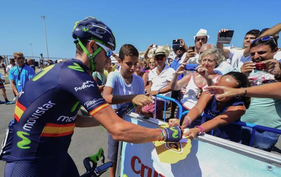 Alejandro Valverde al foglio firma della quinta tappa della Vuelta. Afp